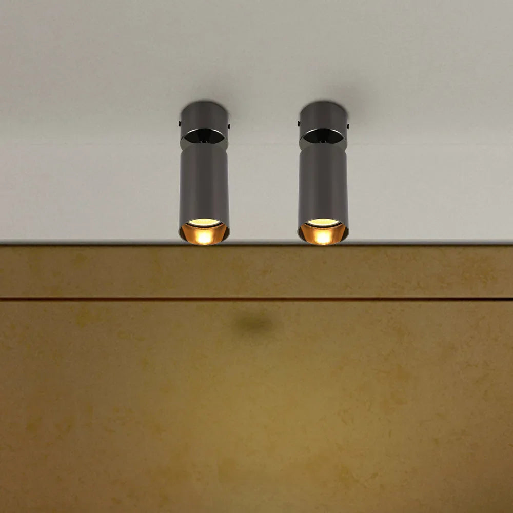 Foco empotrado en superficie GU10 rotativo que ilumina una cocina moderna con decoración elegante, añadiendo estilo y funcionalidad al espacio.172-030282