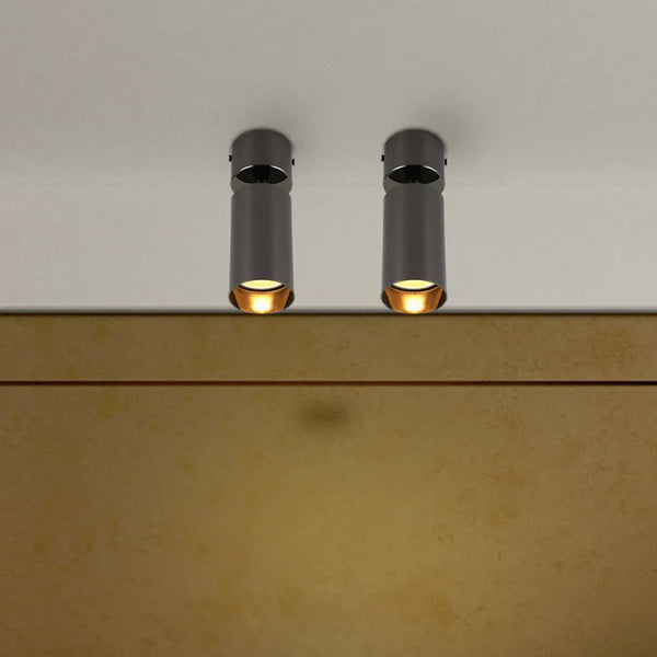 Foco empotrado en superficie GU10 rotativo que ilumina una cocina moderna con decoración elegante, añadiendo estilo y funcionalidad al espacio.172-030282