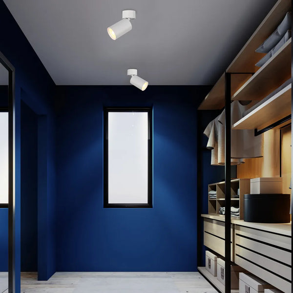 Foco empotrable GU10 de superficie elegante en una sala de estar moderna, mejorando la decoración contemporánea con iluminación ajustable. 172-03027