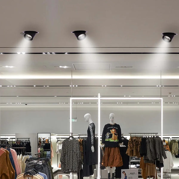 Moderno downlight LED en una sala de estar elegante, integrándose perfectamente con la decoración contemporánea y ofreciendo opciones de iluminación ajustables.143-03410