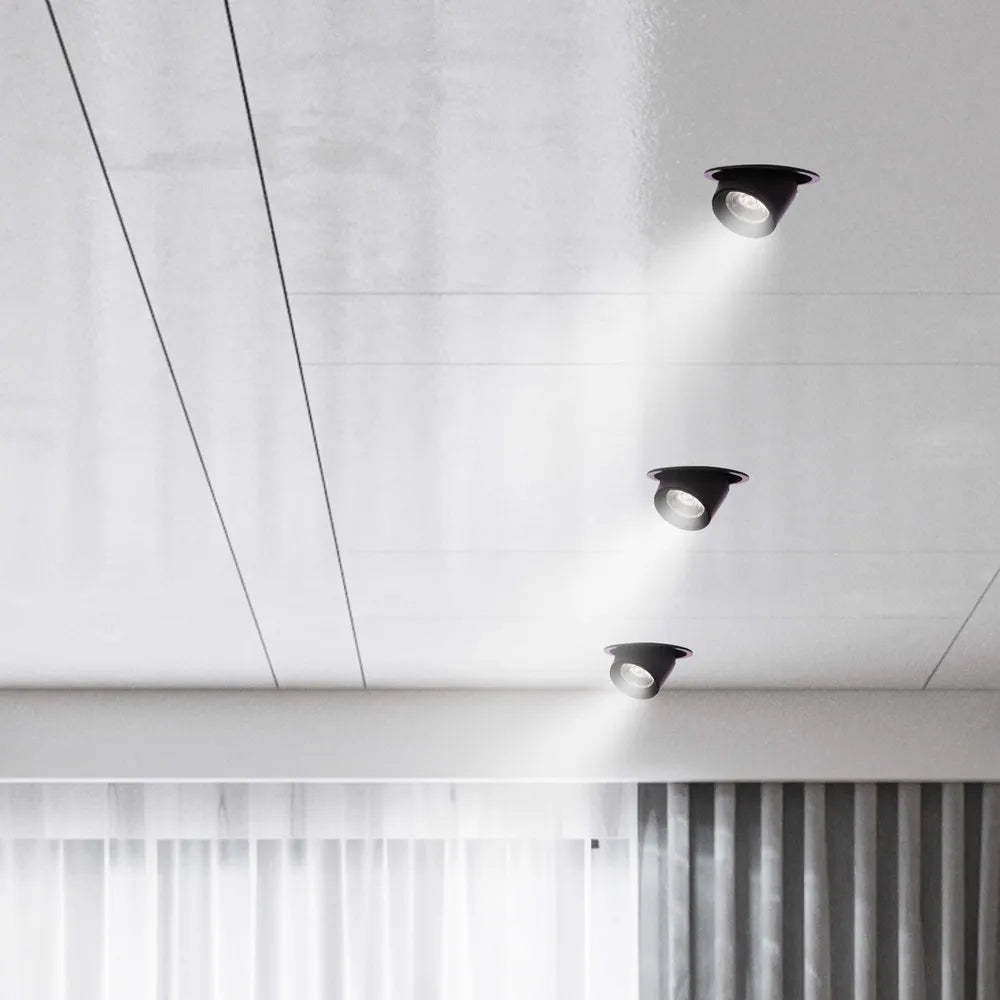 Iluminación LED moderna de empotrado iluminando una sala de estar con decoración minimalista, destacando la característica de cardán ajustable para una iluminación versátil.143-03410