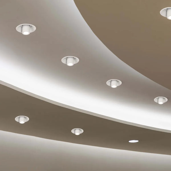 Downlight LED instalado en una sala de estar moderna, proporcionando iluminación ajustable que complementa la decoración elegante y mejora el ambiente.143-03418