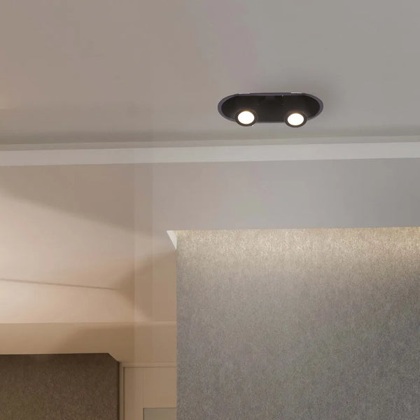 Luz de techo LED moderna presentada en una sala de estar elegante, mejorando la decoración contemporánea con un diseño de cardán ajustable para una iluminación versátil.143-03422