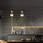 Moderna lámpara colgante de luz descendente con difusor de anillo de policarbonato, que mejora la decoración acogedora de una sala de estar con luz blanca cálida. Ideal para interiores con estilo.150-19078