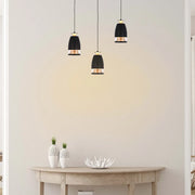 Elegante luz colgante descendente con un difusor de anillo de policarbonato, iluminando una cocina moderna con luz blanca cálida. Perfecto para decoración elegante.150-19080
