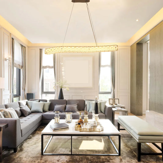 Elegante candelabro de cristal iluminando un comedor moderno con decoración contemporánea, creando un ambiente lujoso.159-18348