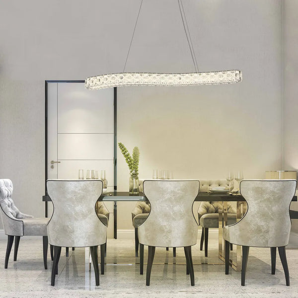 Lujoso candelabro de cristal ilumina un comedor moderno, realzando el espacio con lujo y sofisticación en iluminación ambiental.159-18348