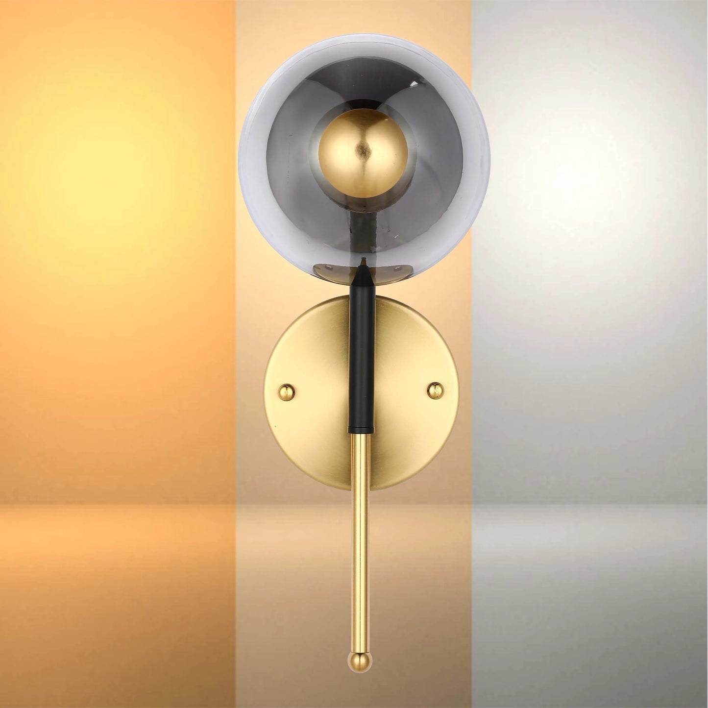 Lámpara de pared con vidrio ahumado y acabado en dorado