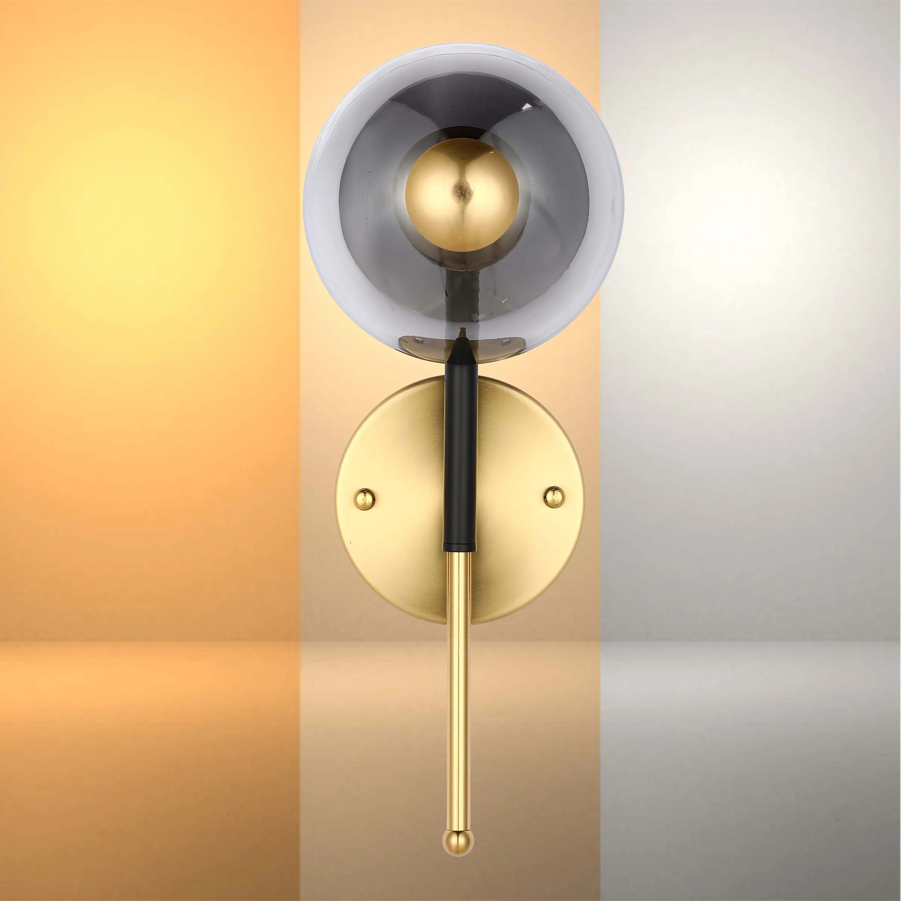 Lámpara de pared con vidrio ahumado y acabado en dorado