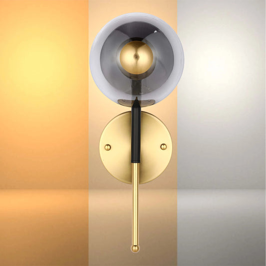 Lámpara de pared con vidrio ahumado y acabado en dorado