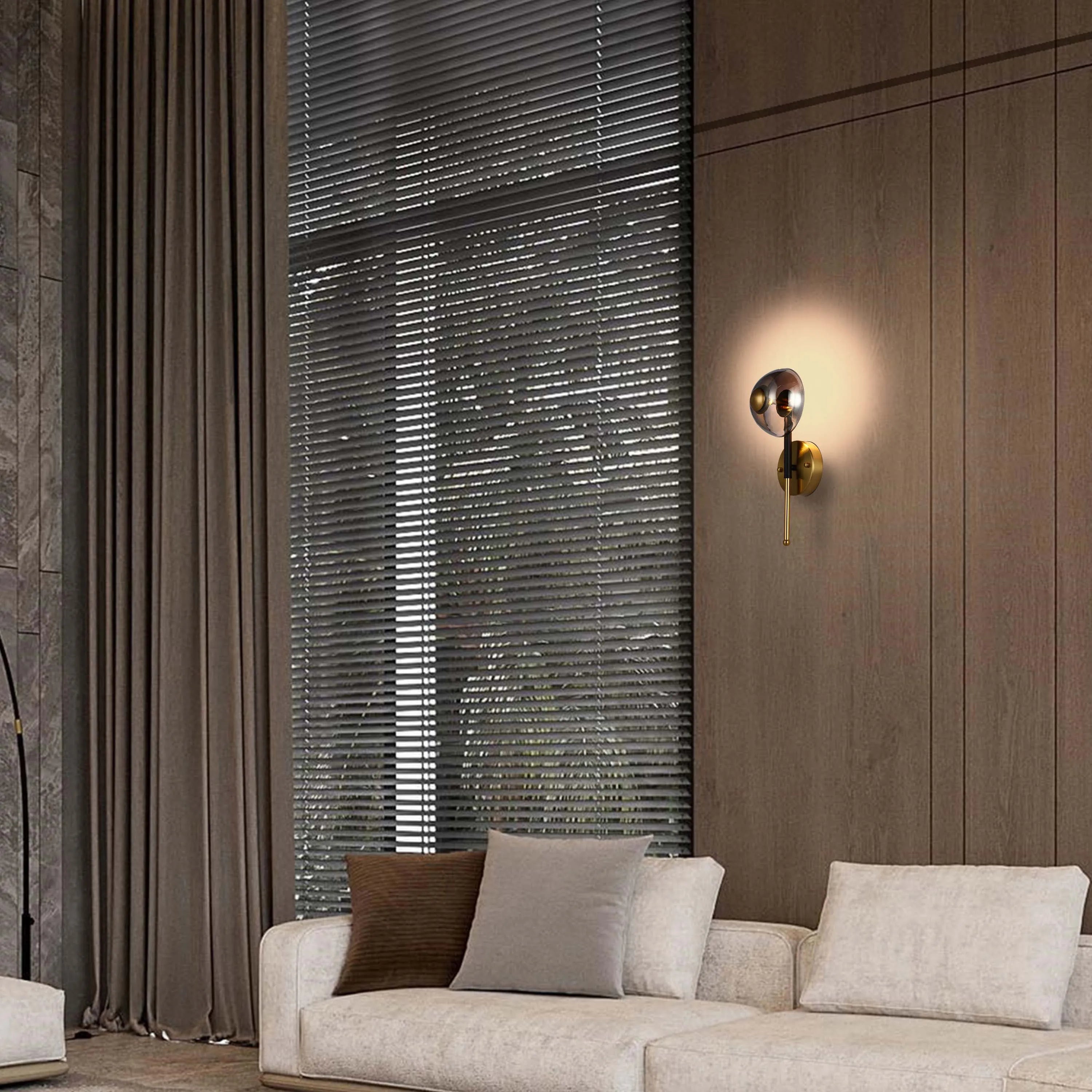Lámpara de pared con vidrio ahumado y acabado en dorado