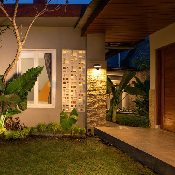 Aplique de Pared LED Curvo con Energía Solar, Sensor de Movimiento, 3000K Blanco Cálido, Recargable para Uso Exterior, Luz de Seguridad Solar con Sensor, TEKLED