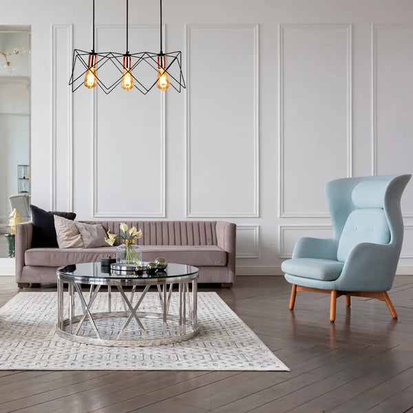 Lámpara colgante de jaula metálica en color oro rosado y negro añade un toque moderno a un comedor elegante con decoración minimalista. 159-17028