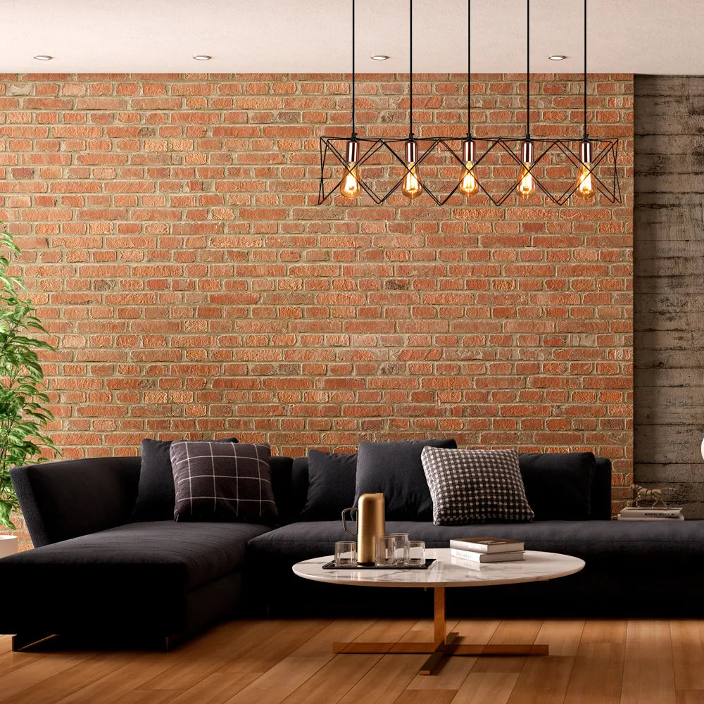 Lámpara colgante de metal con acento en oro rosa en un comedor moderno, aportando un toque elegante a la decoración y ambiente contemporáneo.159-17030