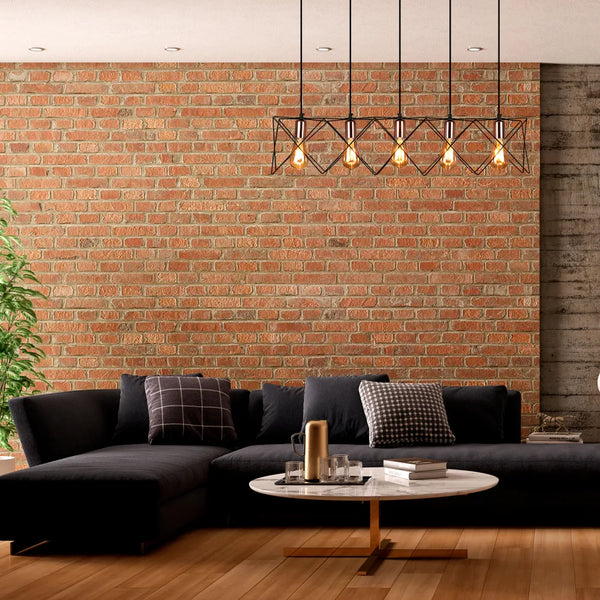 Lámpara colgante de metal con acento en oro rosa en un comedor moderno, aportando un toque elegante a la decoración y ambiente contemporáneo.159-17030
