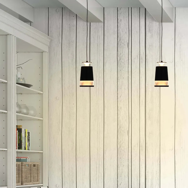 Estiloso colgante negro downlight mejora un comedor moderno, proporcionando luz blanca cálida para un ambiente acogedor.150-19082