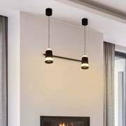 Moderno colgante negro de luz descendente iluminando una cocina elegante con luz blanca cálida, realzando la decoración contemporánea y creando un ambiente acogedor.150-19082