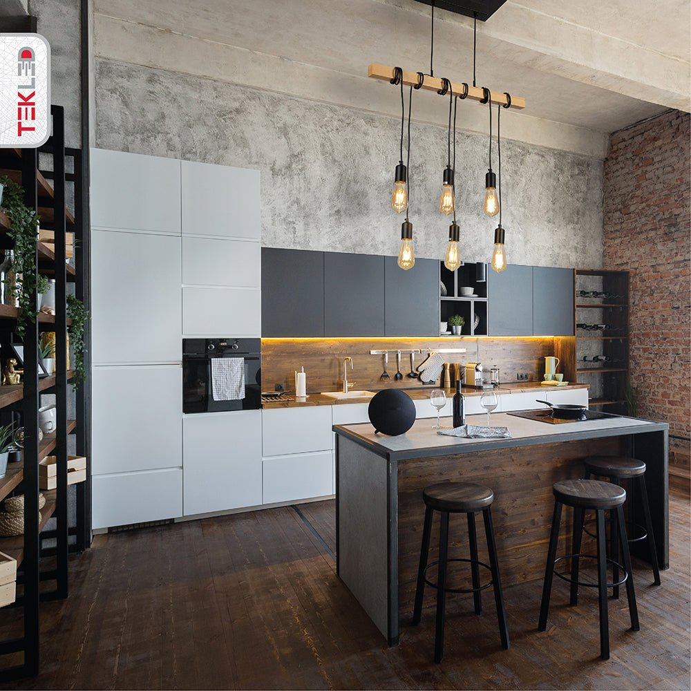 Lámpara colgante de madera con varilla y 6 portalámparas E27 para interiores sobre isla de cocina.