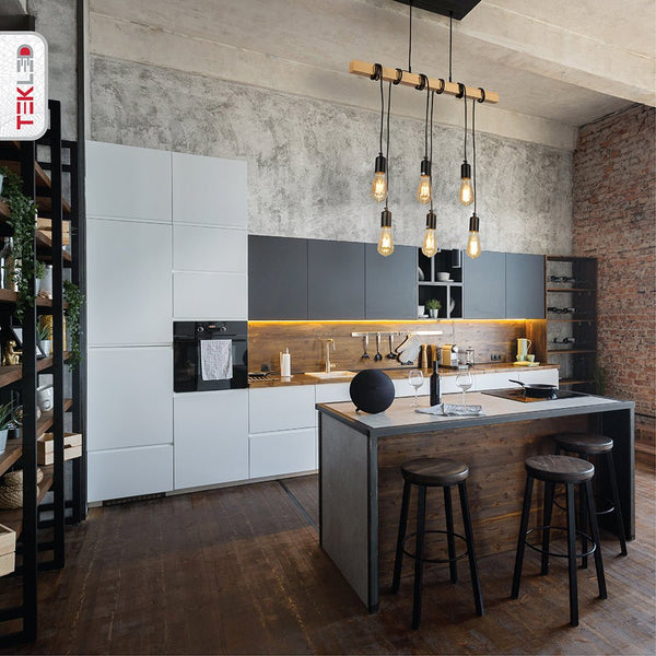 Lámpara colgante de madera con varilla y 6 portalámparas E27 para interiores sobre isla de cocina.