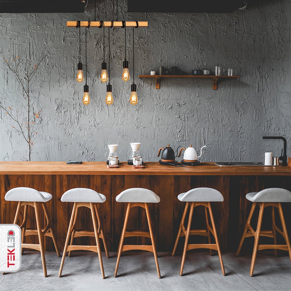 Lámpara colgante con barra de madera y casquillo 6xe27 en entorno interior de cafetería barra superior
