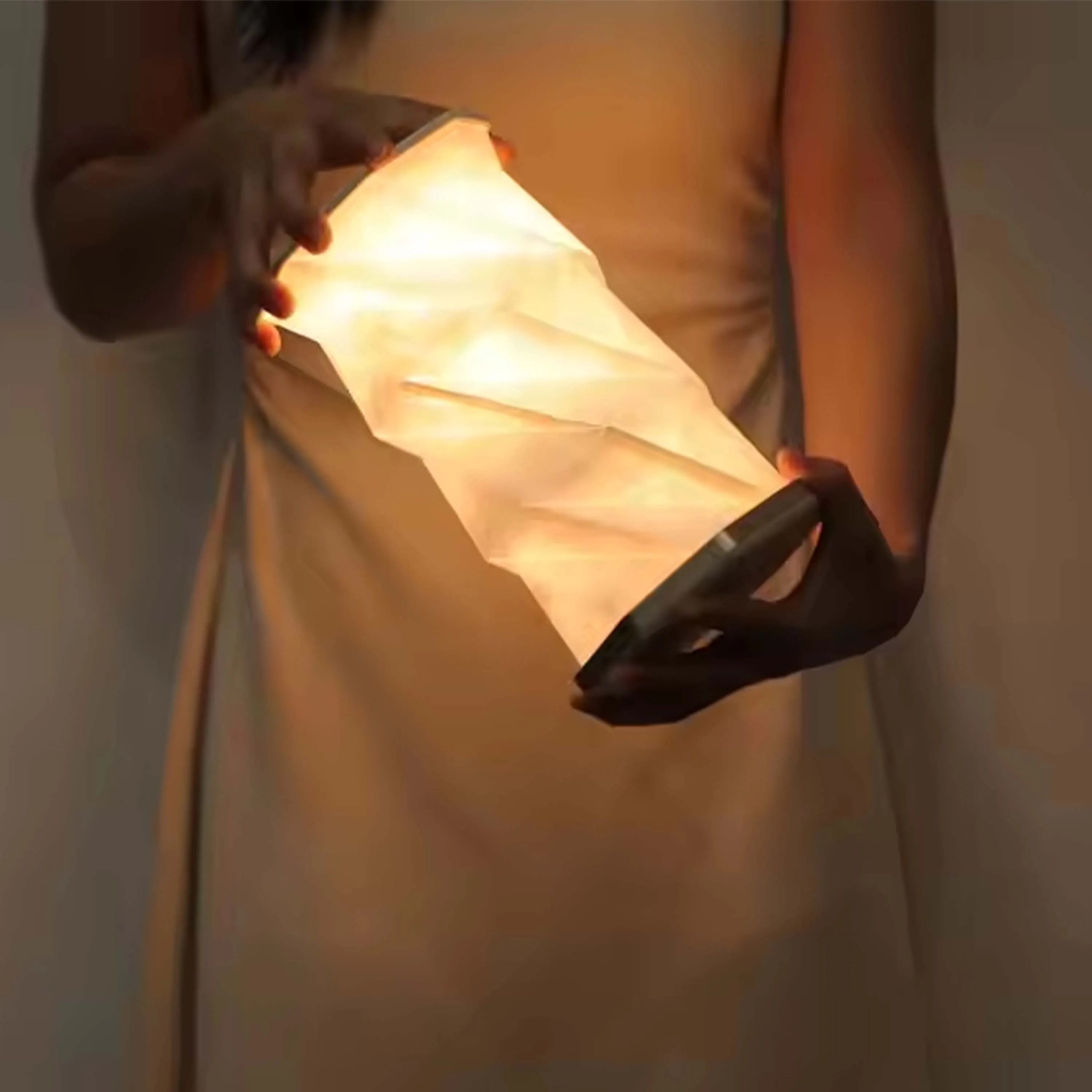 Lámpara de mesa origami expandible – Blanco y dorado, recargable por USB, LED regulable con 3 temperaturas de color (3CCT)
